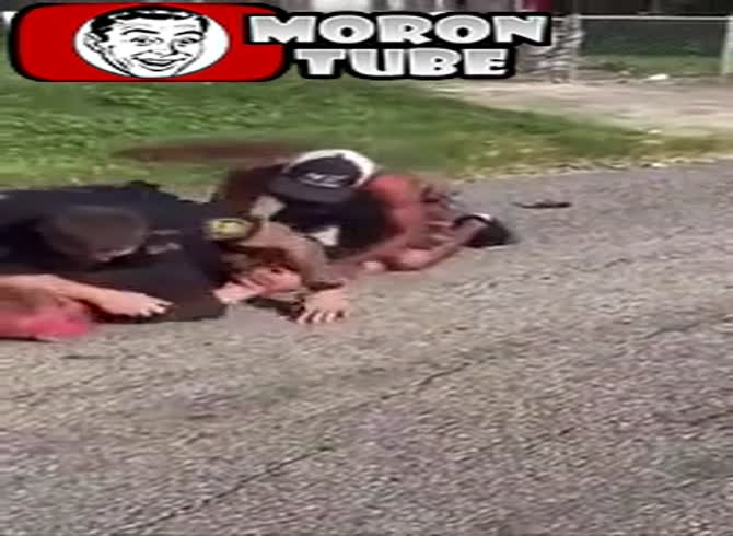Video :An MMA athlete aids a police officer who is battling for his life